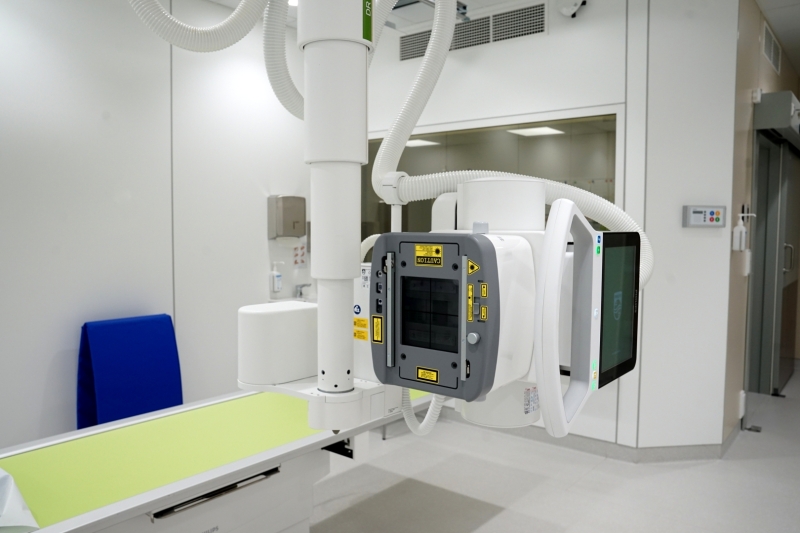 Plaša medicīnisko izmeklējumu telpa ar stacionāru rentgena iekārtu un citām diagnostikas ierīcēm.