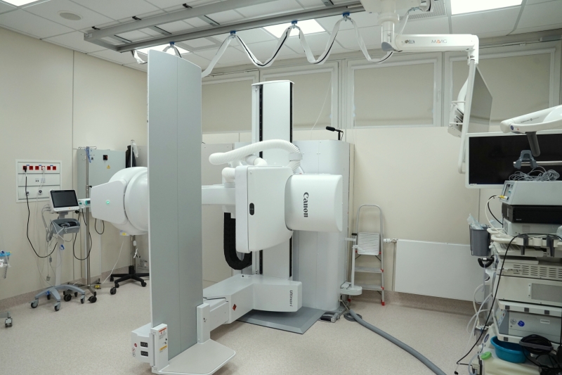Moderna rentgena izmeklējumu iekārta slimnīcas diagnostikas telpā.