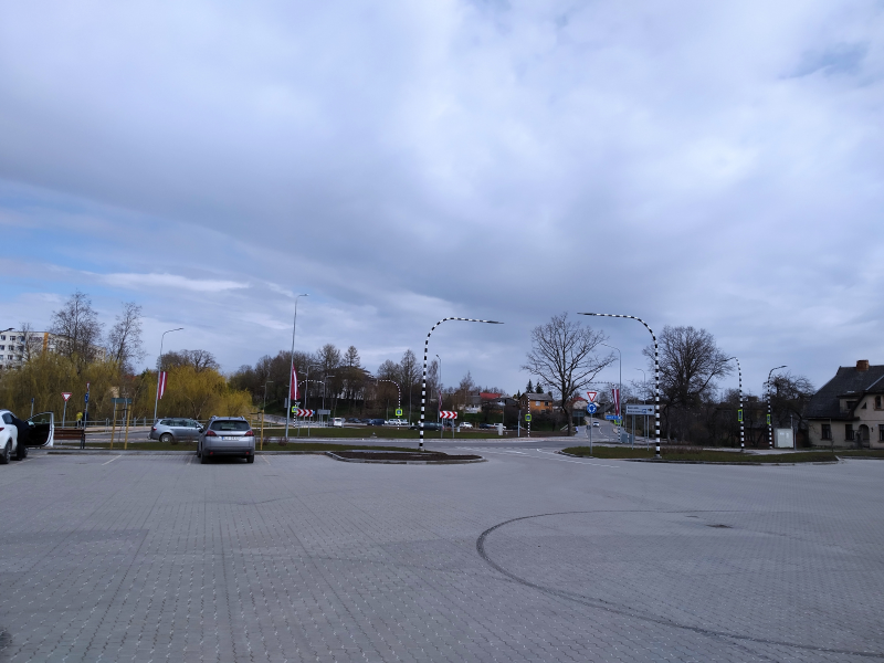 Brīvības ielas rotācijass aplis Saldū