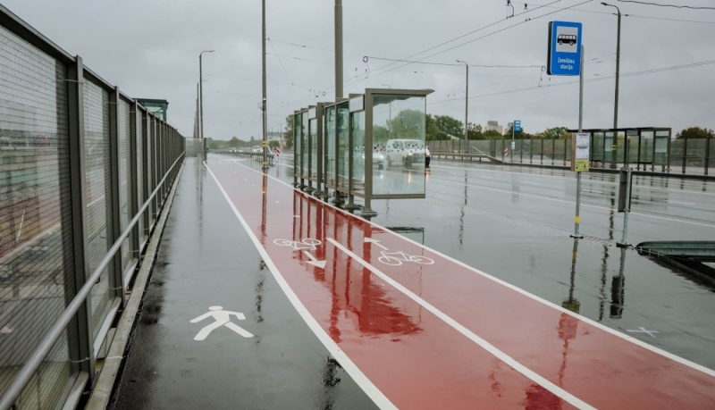 Zemitānu stacijas apkārtnē izbūvēta gājēju un velobraucēju infrastruktūra. Blakus sabiedriskā transporta pieturai redzams atdalīts veloceļš un gājēju celiņš, kas veicina drošu un ērtu mobilitāti pilsētvidē.