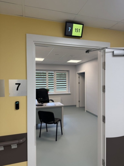 Dobeles slimnīcas kabinets ar skatu no gaiteņa