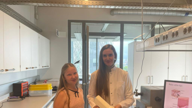 Pētniece Ilze Ļihačova un Eliāna 