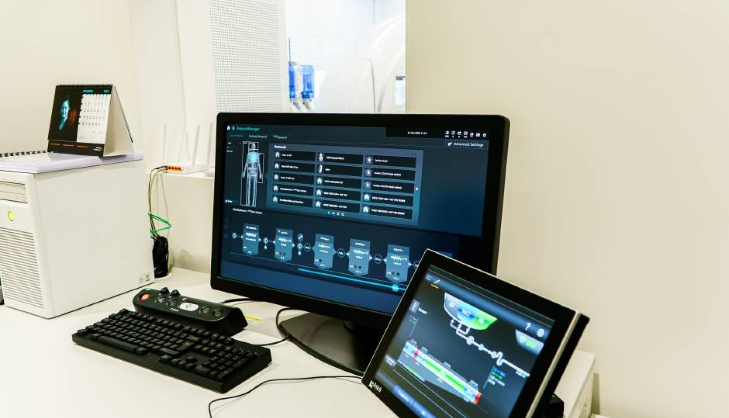 Datortomogrāfijas iekārtas vadības dators un skārienjutīgs ekrāns ar medicīniskās izmeklēšanas programmatūras saskarni.