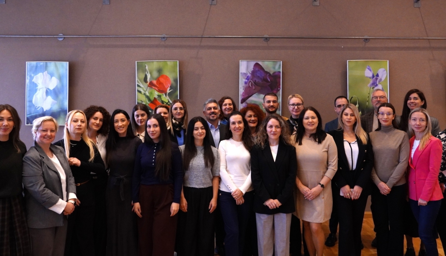 Starptautiskas mācību vizītes dalībnieki pozē kopīgai grupas fotogrāfijai konferenču telpā. 
