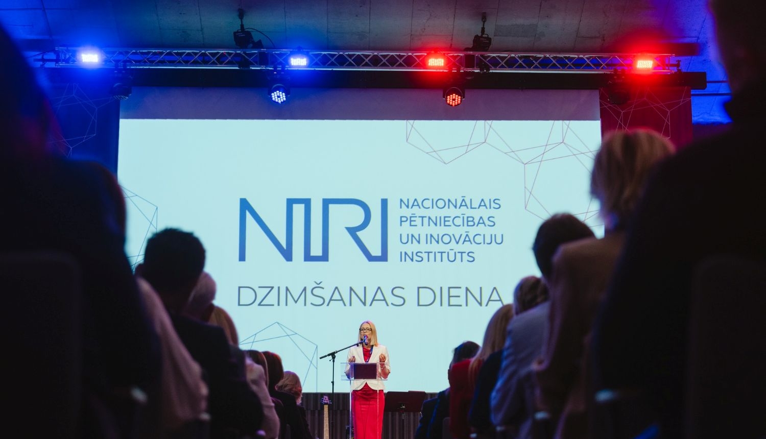 NIRI atklāšana skats uz skatuvi