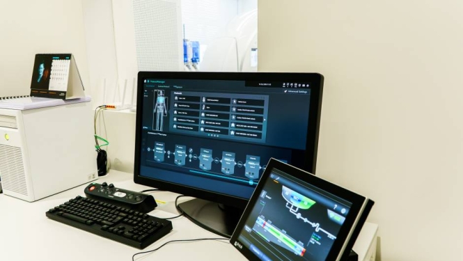 Datortomogrāfijas iekārtas vadības dators un skārienjutīgs ekrāns ar medicīniskās izmeklēšanas programmatūras saskarni.