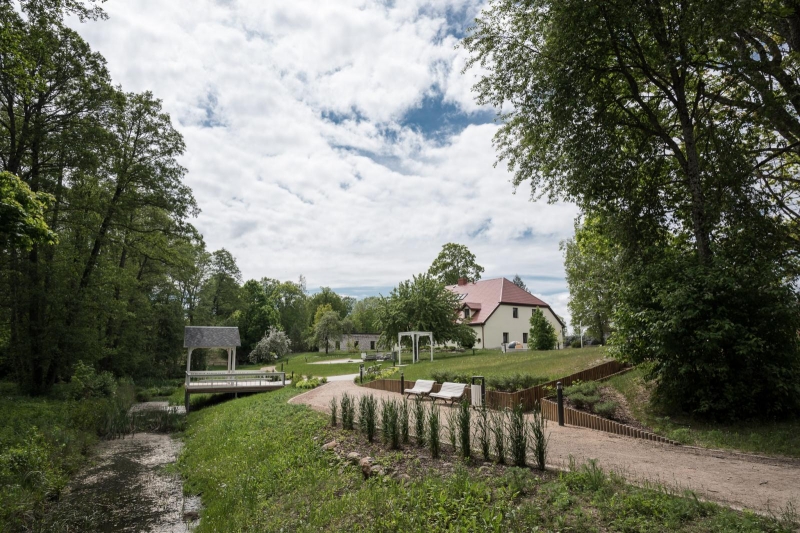 Labiekārtots parks pie Kr.Valdemāra dibinātās jūrskolas Engurē