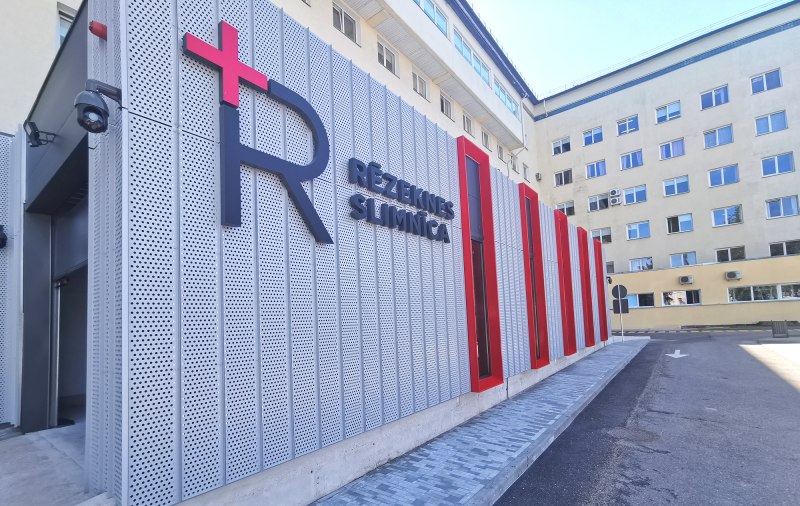Durvis ver ar ES fondu atbalstu atjaunotā Rēzeknes slimnīcas uzņemšanas nodaļa