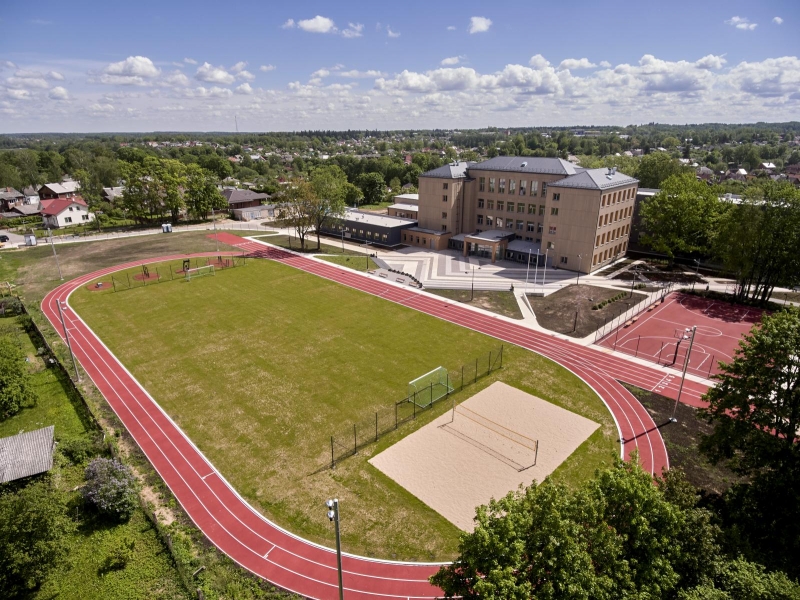 rēzeknes ģimnāzijas ēka un sporta laukums