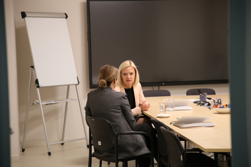  Īrijas vēstniece Latvijā  Marsela Smita un Anita Krūmiņa paraksta sadarbības memorandu