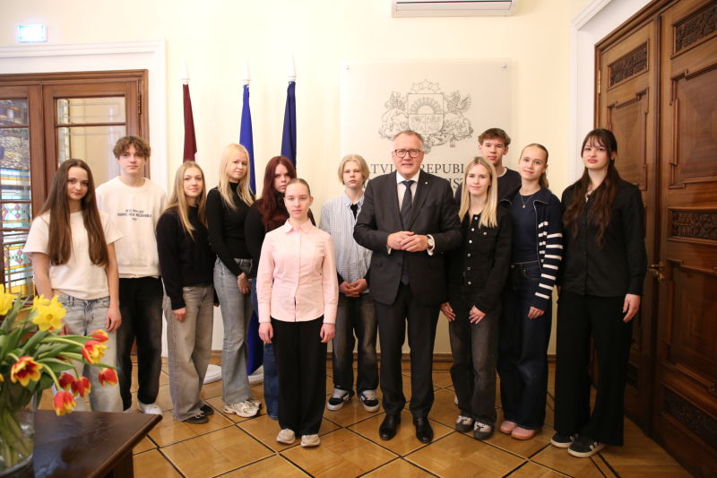 Ēnas - skolēni tiekas ar finanšu ministru