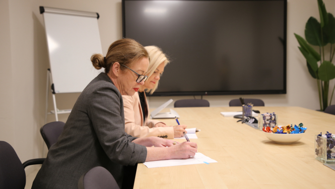 Ireland’s Ambassador to Latvia, Marcella Smyth, and the CFLA Director, Anita Krūmiņa, sign a cooperation memorandum on support for Ukraine