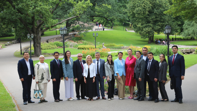 13 Uzbekistānas valsts pārvaldes pārstāvji