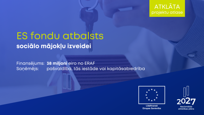 ES fondu atbalsts sociālajai mājokļu izveidei. Finansējums: 38 miljoni eiro no ERAF. Sānemejs: pašvaldības, tās iestādes vai kapitālsabiedrības. Līdzfinansē Eiropas Savienība un nacionālais attīstības plāns līdz 2027. gadam. Attēlā redzama roka ar mājas atslēgu un mājas attēls fonā.