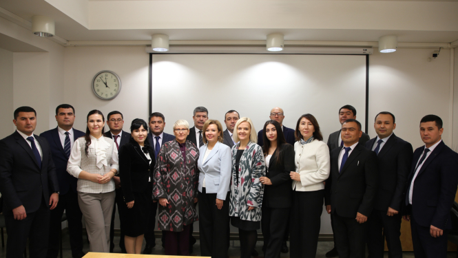 Latvijā 2025. gada oktobrī notikušās mācību vizītes “Līderība izturīgām kopienām: stratēģija, inovācijas un komandas darbs” dalībnieki – Uzbekistānas Republikas pašvaldību vadītāji un Latvijas pārstāvji – grupas foto ar vizītes organizatoriem Centrālajā finanšu un līgumu aģentūrā (CFLA)