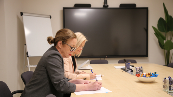 Ireland’s Ambassador to Latvia, Marcella Smyth, and the CFLA Director, Anita Krūmiņa, sign a cooperation memorandum on support for Ukraine