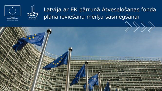 Eiropas Savienības karogi pie stikla fasādes ēkas. Attēlā redzams uzraksts latviešu valodā: 'Latvija ar EK pārrunā Atveseļošanas fonda plāna ieviešanu mērķu sasniegšanai', kā arī Eiropas Savienības un Nacionālā Atveseļošanas plāna 2027 logotipi