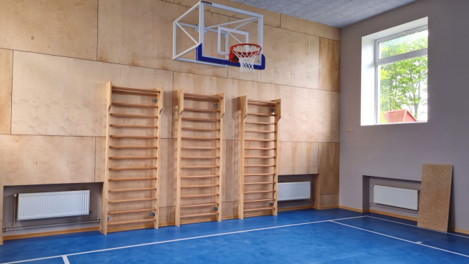 Lūzenieku pamatskolas sporta zāle,basketbola grozs