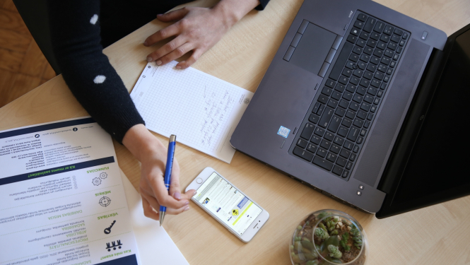 darba galds ar datoru