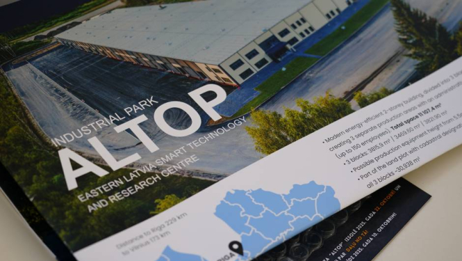 Brošūra par industriālo parku ALTOP Austrumlatvijā. Attēlā redzams liels rūpniecības ēku komplekss ar plašu autostāvvietu un zaļo zonu. Brošūras teksts norāda, ka ALTOP ir viedās tehnoloģijas un pētniecības centrs. Apakšējā daļā redzama karte ar attālumiem līdz Rīgai (224 km) un Viļņai (173 km).