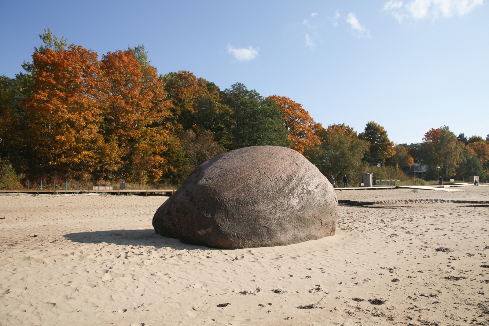 Lauču akmens - Vārzu pludmale