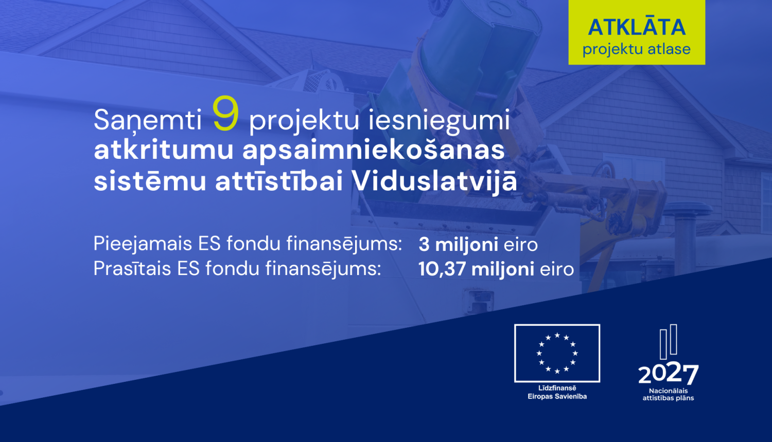 Zilā tonī veidots informatīvs vizuālis par projektu atlasi Viduslatvijā. Teksts: “Saņemti 9 projektu iesniegumi atkritumu apsaimniekošanas sistēmu attīstībai Viduslatvijā. Pieejamais ES fondu finansējums: 3 miljoni eiro. Prasītais finansējums: 10,37 miljoni eiro.” Augšējā labajā stūrī dzeltena norāde “Atklāta projektu atlase”, apakšā — ES fondu un Nacionālā attīstības plāna logotipi.