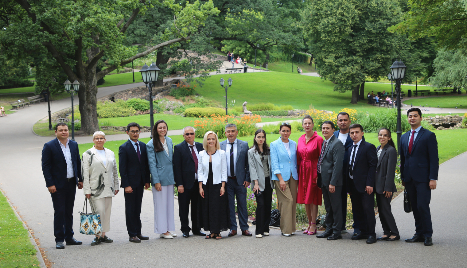 13 Uzbekistānas valsts pārvaldes pārstāvji