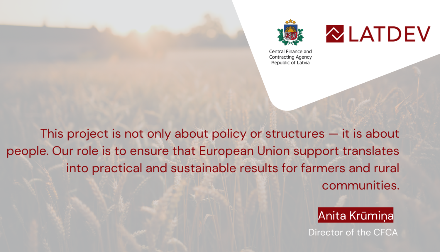 Ziņas vizuālis, direktores citāts, logo augšējā labajā stūrī, angļu valodā