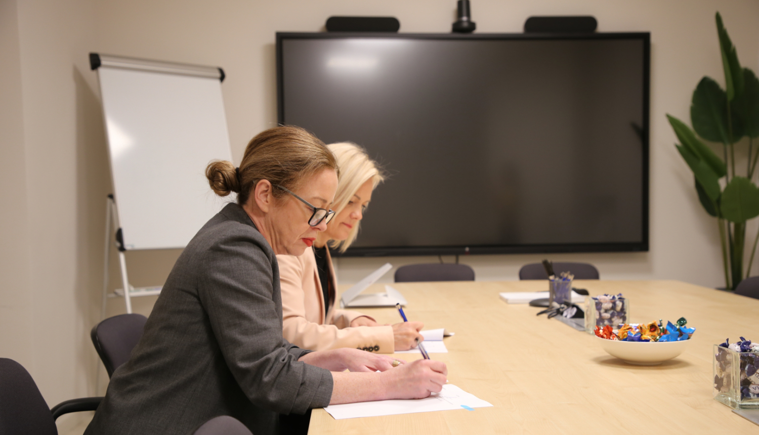 Ireland’s Ambassador to Latvia, Marcella Smyth, and the CFLA Director, Anita Krūmiņa, sign a cooperation memorandum on support for Ukraine