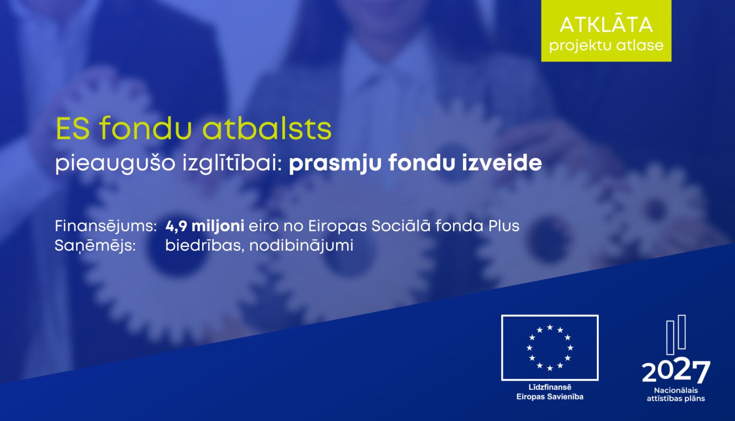 "Reklāmas attēls par ES fondu atbalstu pieaugušo izglītībai Latvijā, kurā informē par projektu atlasi prasmju fondu izveidei ar finansējumu 4,9 miljoni eiro no Eiropas Sociālā fonda Plus. Attēlā redzami arī ES un Nacionālā attīstības plāna 2027 logotipi
