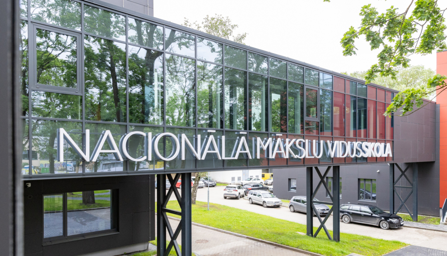 Nacionālās māksalas vidusskolas fasāde 