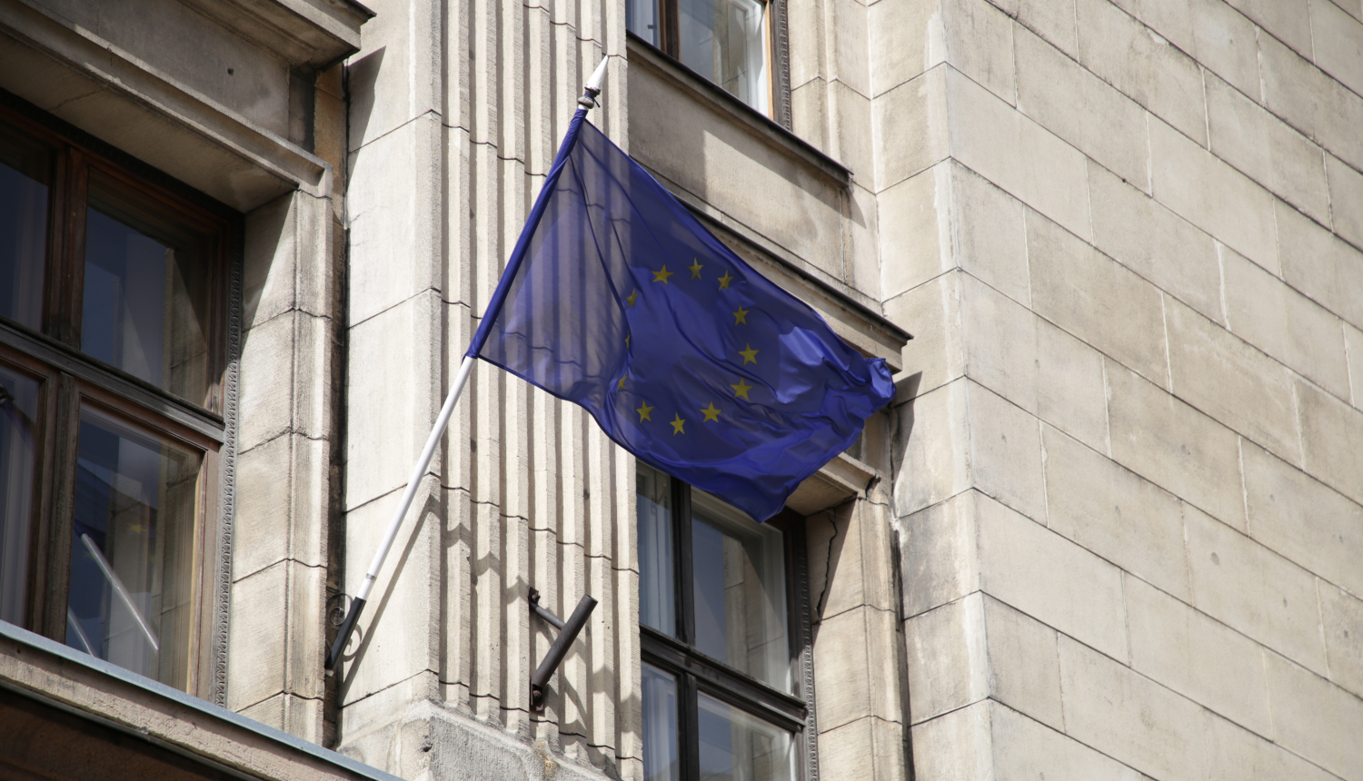 ES karogs pie FM ēkas