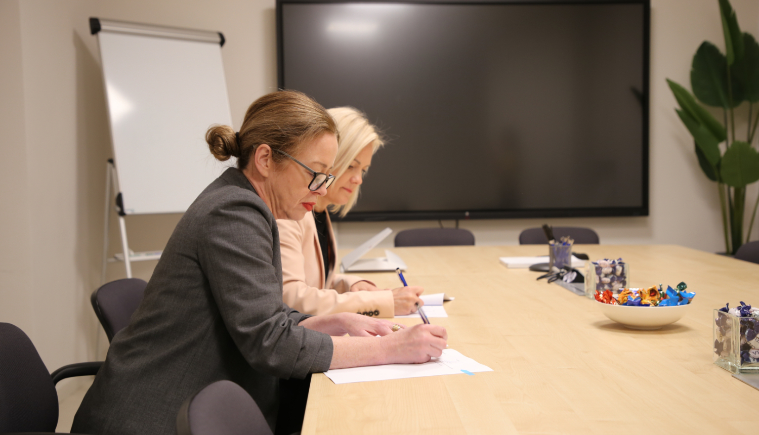 Ireland’s Ambassador to Latvia, Marcella Smyth, and the CFLA Director, Anita Krūmiņa, sign a cooperation memorandum on support for Ukraine