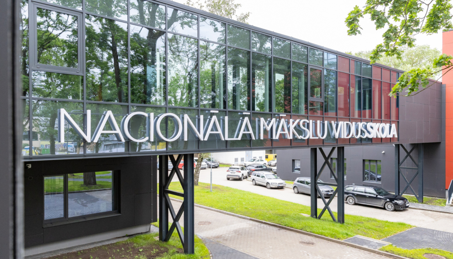 Nacionālās māksalas vidusskolas fasāde 