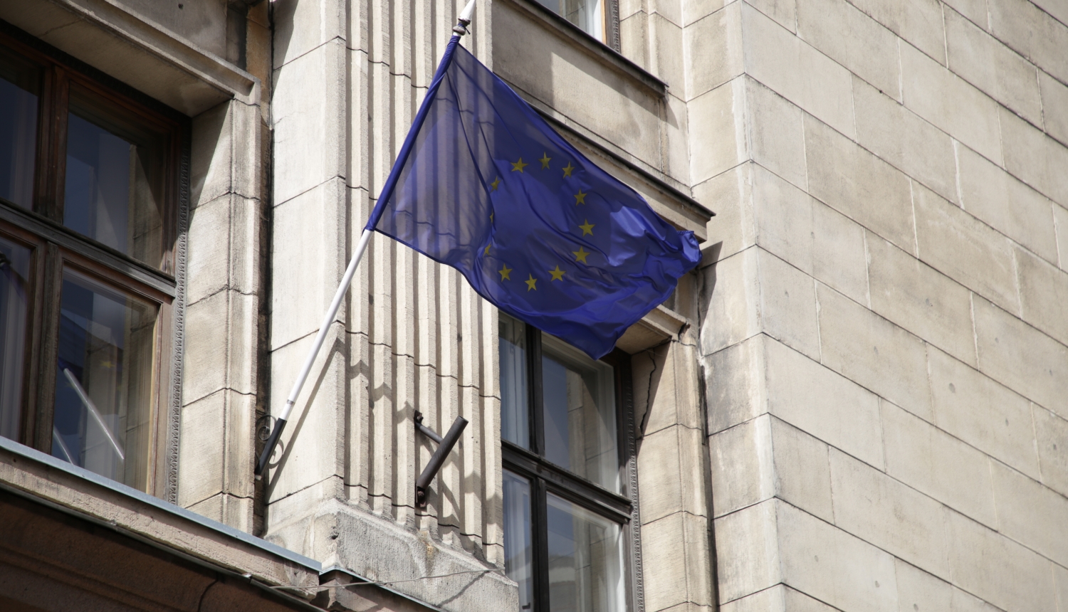ES karogs pie FM ēkas